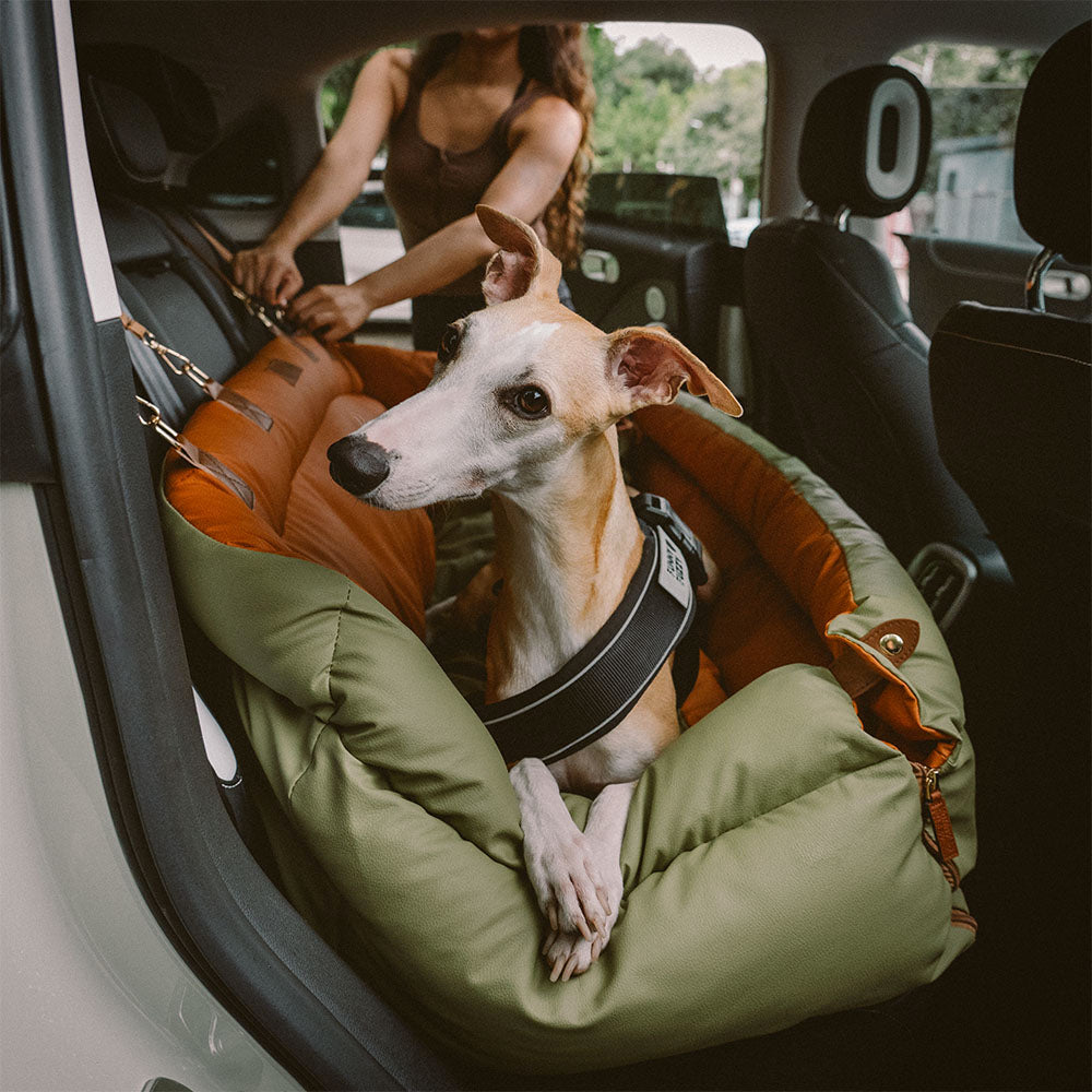 Grand lit rehausseur de siège d'auto pour chien en simili cuir de luxe - Urban Voyager