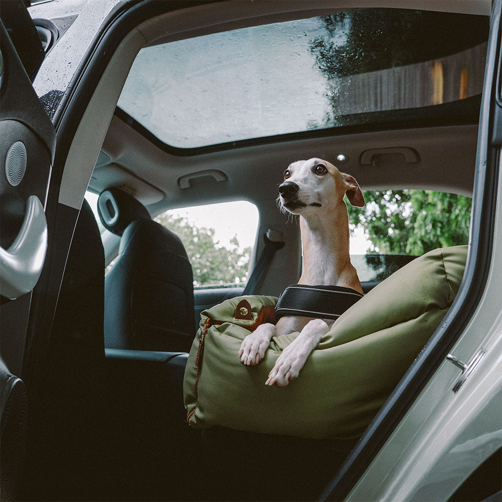 Grand lit rehausseur de siège d'auto pour chien en simili cuir de luxe - Urban Voyager